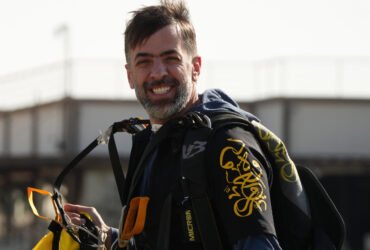 خبير القفز المظلي الكابتن علي ضرغام